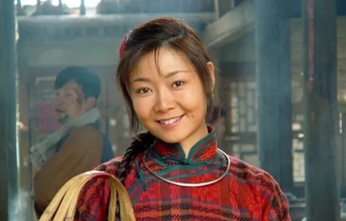 1991年，萨日娜为能分到11平米房子，258元彩礼就嫁给同学潘军。婚后她被嫌弃