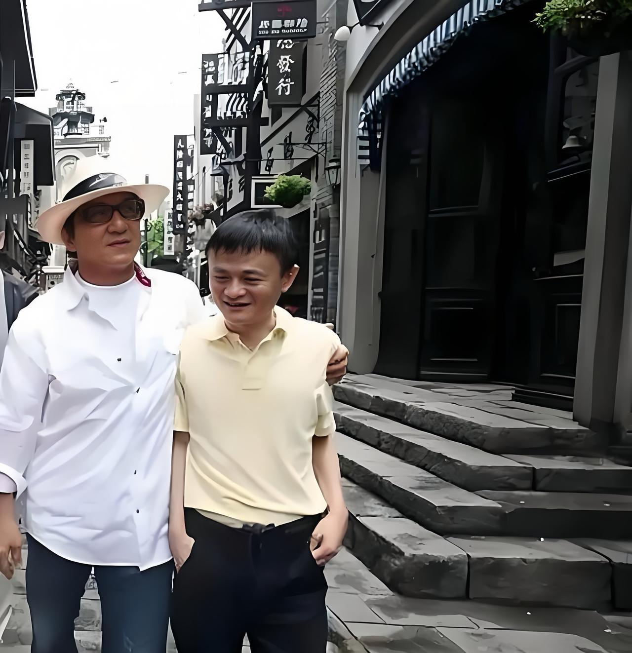 成龙与马云同框旧照，成龙大哥与人打交道方面没得说，让人感觉到热情与亲切感。
成龙