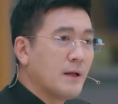 杨子在节目中自称老演员，却坦言不知何为演戏，并炫耀自己的成绩。然而，吴镇宇翻白眼