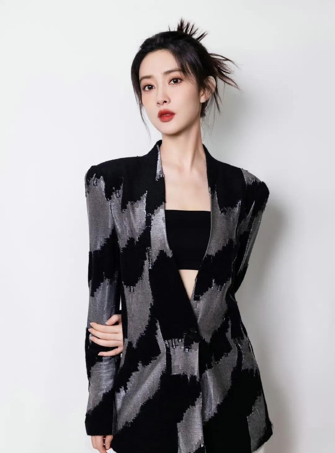孟子义这穿搭好绝??
黑色抹胸外面套个西装也太酷了吧??