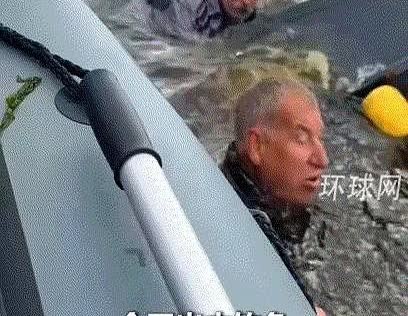 他跳进16度的冷水里，手机都扔了，就为拉两个快冻僵的俄罗斯老哥上岸。
没要钱，