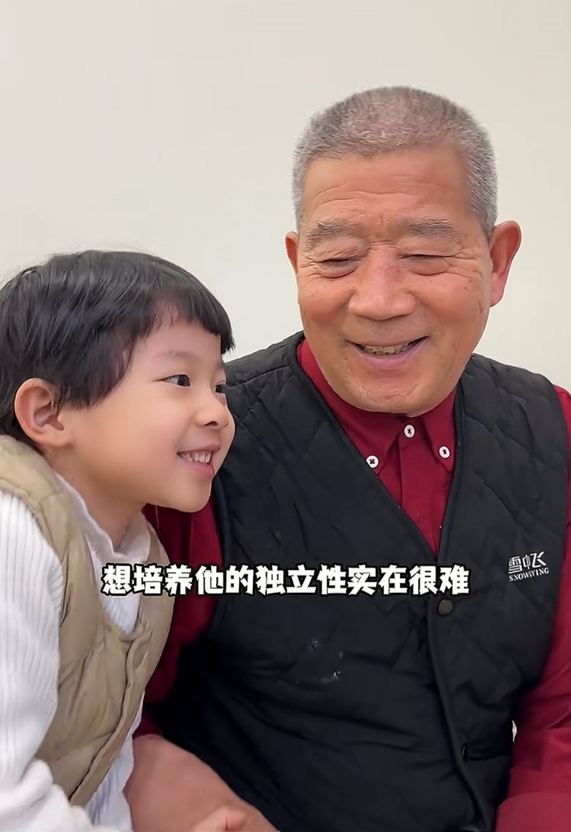 天赐父亲终于说出了实情，给5岁孩子送寄宿学校主要有两个原因：

一是他们夫妻两个