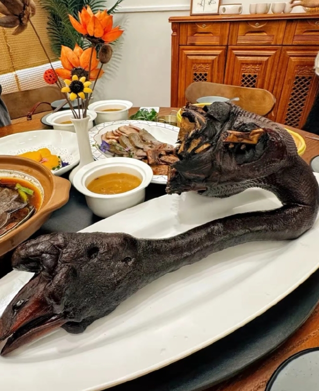 大伙，吃过深圳的鹅头吗？狮头鹅1480一个，第一次在饭店吃这个，味道还不错，就是