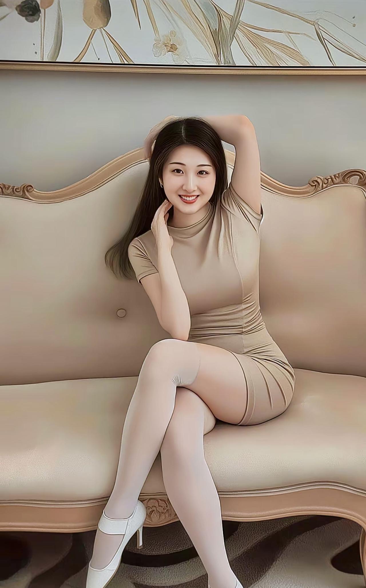 《沙发上的韵脚》
她是米色沙发上的一首抒情诗，
裙角与丝袜织就柔滑的韵脚。
笑意