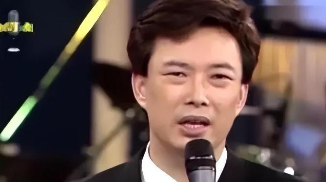 1981 年，费玉清在日本女友家过夜，女友贴心地放好洗澡水。他刚跨进浴缸，女友就