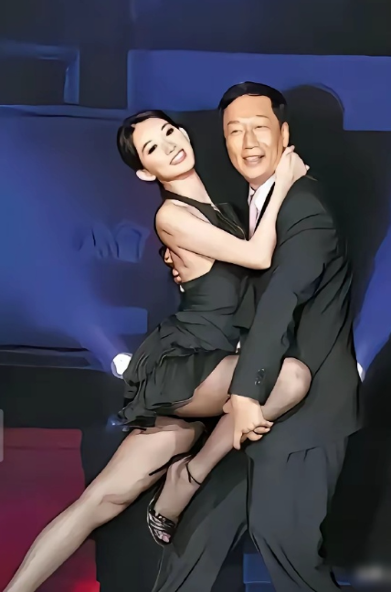 当年，在富士康的年会晚宴上，郭台铭与林志玲贴身热舞，互动亲昵，台下欢呼不断。
郭