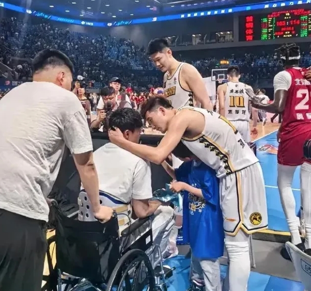 太暖心了！昨晚孙铭徽、胡金秋和朱俊龙比赛结束后，三人第一时间去慰问了坐着轮椅在现