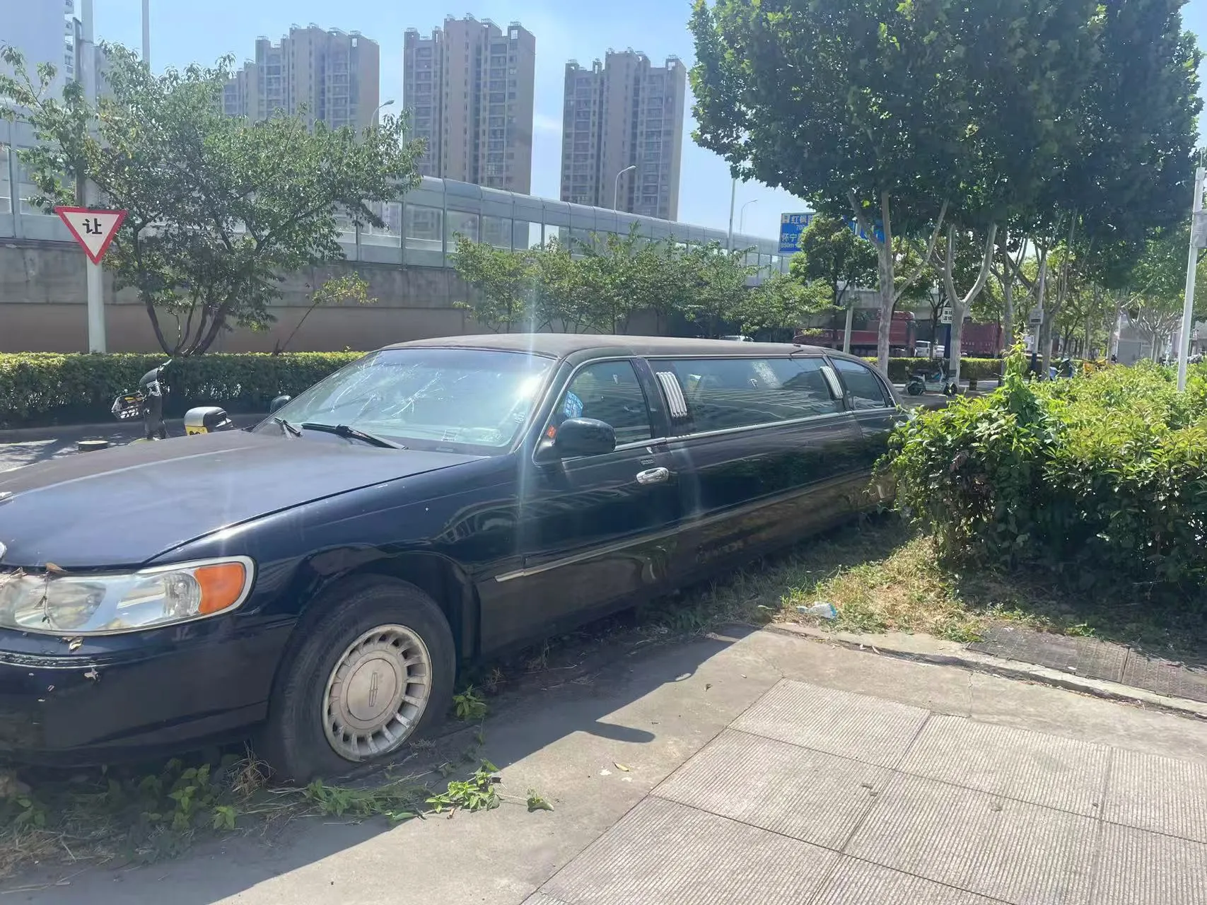 合肥“最贵僵尸车”挪窝：街头停了数年的加长林肯被移到小路上
日前，有合肥市民反映