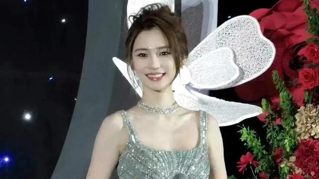 杨颖带儿子现身新加坡环球影城，8岁小海绵背影越来越像黄晓明