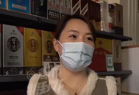 “他的饭店早就黄了，赔都赔死了。”2022年，郑州一男子装成“大老板”在烟酒店眼