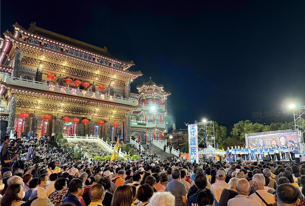 国民党冲高雄偏绿区开讲，蓝营青年：反恶罢起风了！
国民党高雄市党部27日晚间在凤