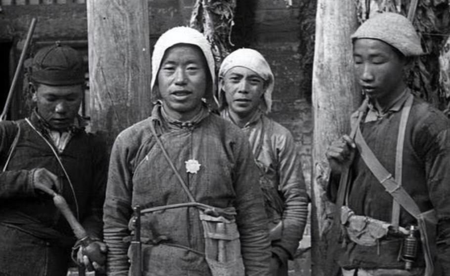 1940年，一名民兵队长举报八路炊事员在朱老总的饭菜里下毒，人证物证俱在，就在炊