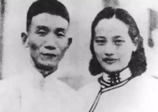 1927年3月，郁达夫和认识不到50天的王映霞定情。二哥多次写信告诉郁达夫这是犯