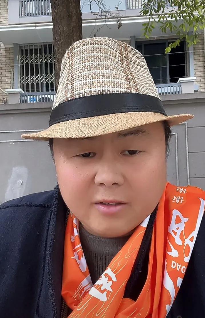 阿布直播时眼圈泛红，带着哭腔称，自己好端端一个唱歌主播，变成如今的吵架主播，全是
