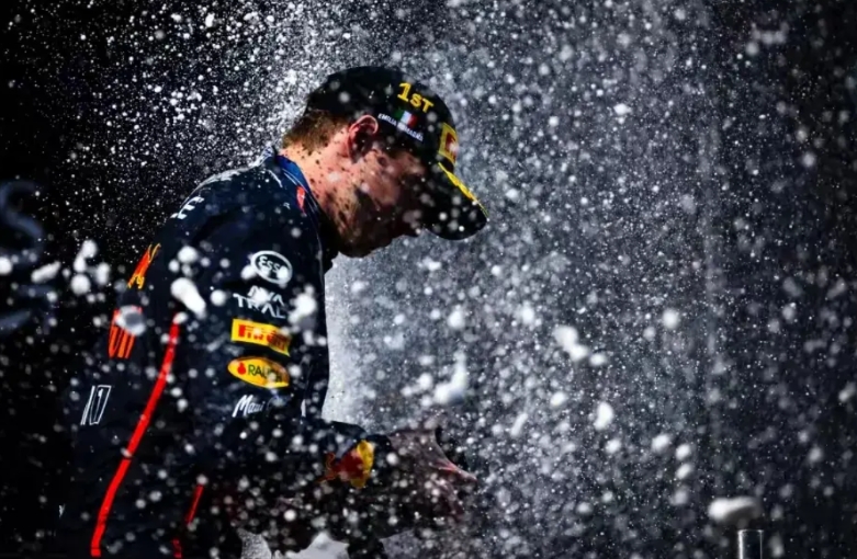 鹿死谁手？
F1今季全年共24站，外加几站冲刺赛，刚结束10站，此时谈论车手总冠