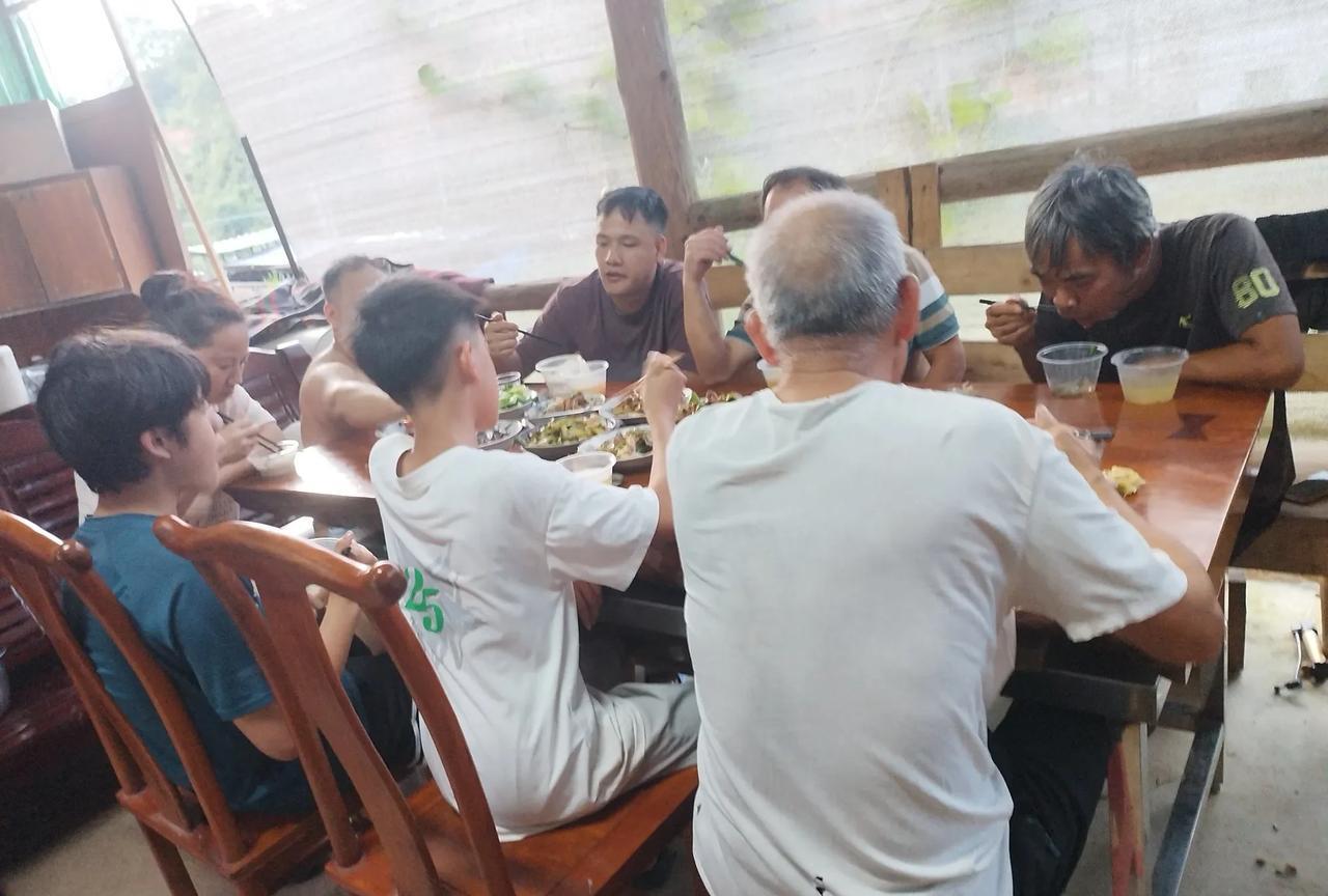 媳妇不喜欢吃的东西，可不可以直接夹给婆婆吃？
这几天我在娘家，弟媳妇们送孩子回来