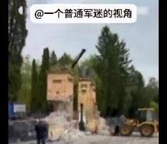 乌克兰西部城市利沃夫，当局出动大批工程机械和人员捣毁了纪念苏联红军的二战纪念碑，