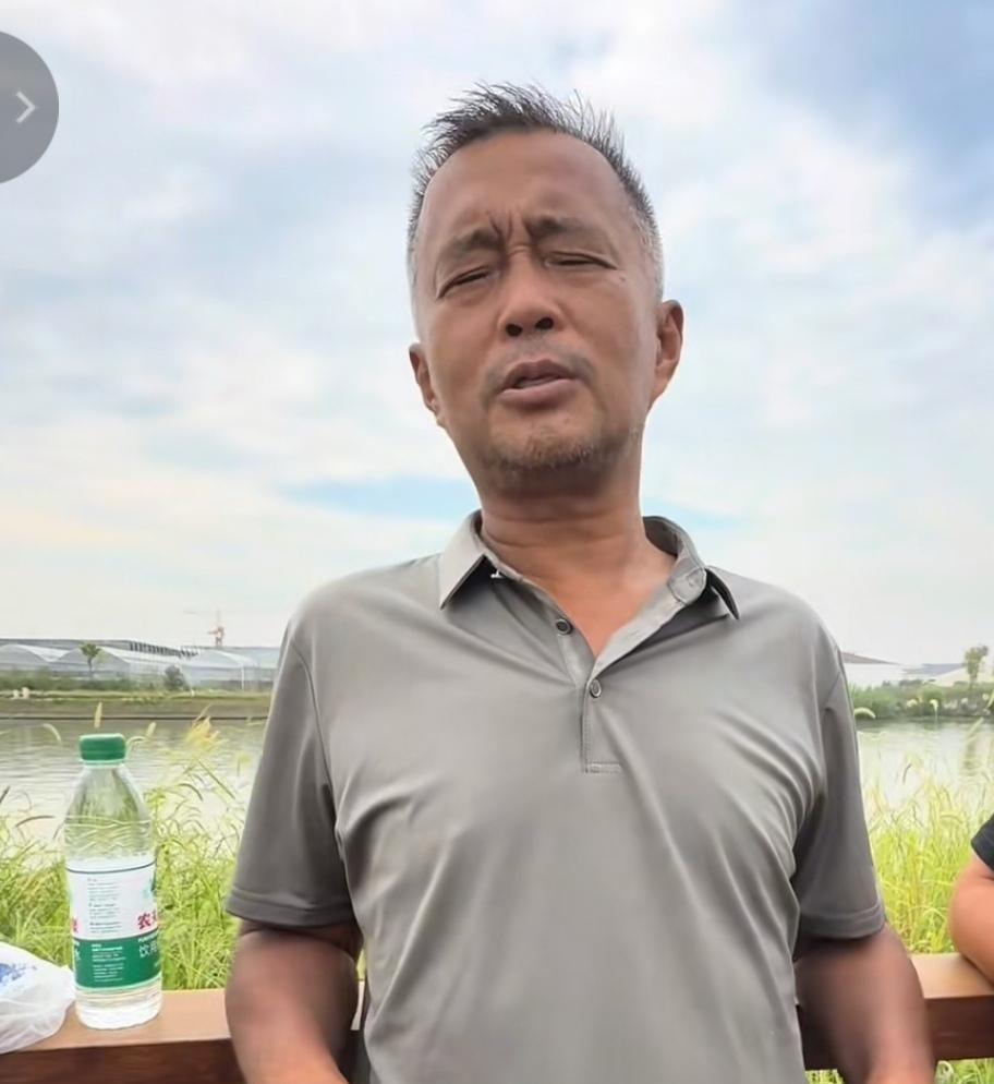 沈巍说自己的父亲有文化，却没见识。
沈巍能够坦率地说出自己对父亲的恨，显然他是愿