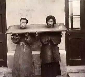 1873年，杨乃武刚中举3个月，突然被判斩立决。姐姐背着黄榜2次进京申冤，可经过