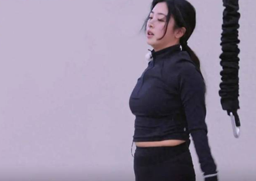 我滴妈呀！曾经的“酸酸甜甜”女神张含韵身材变化这么大！
为什么电视上看着那么瘦啊