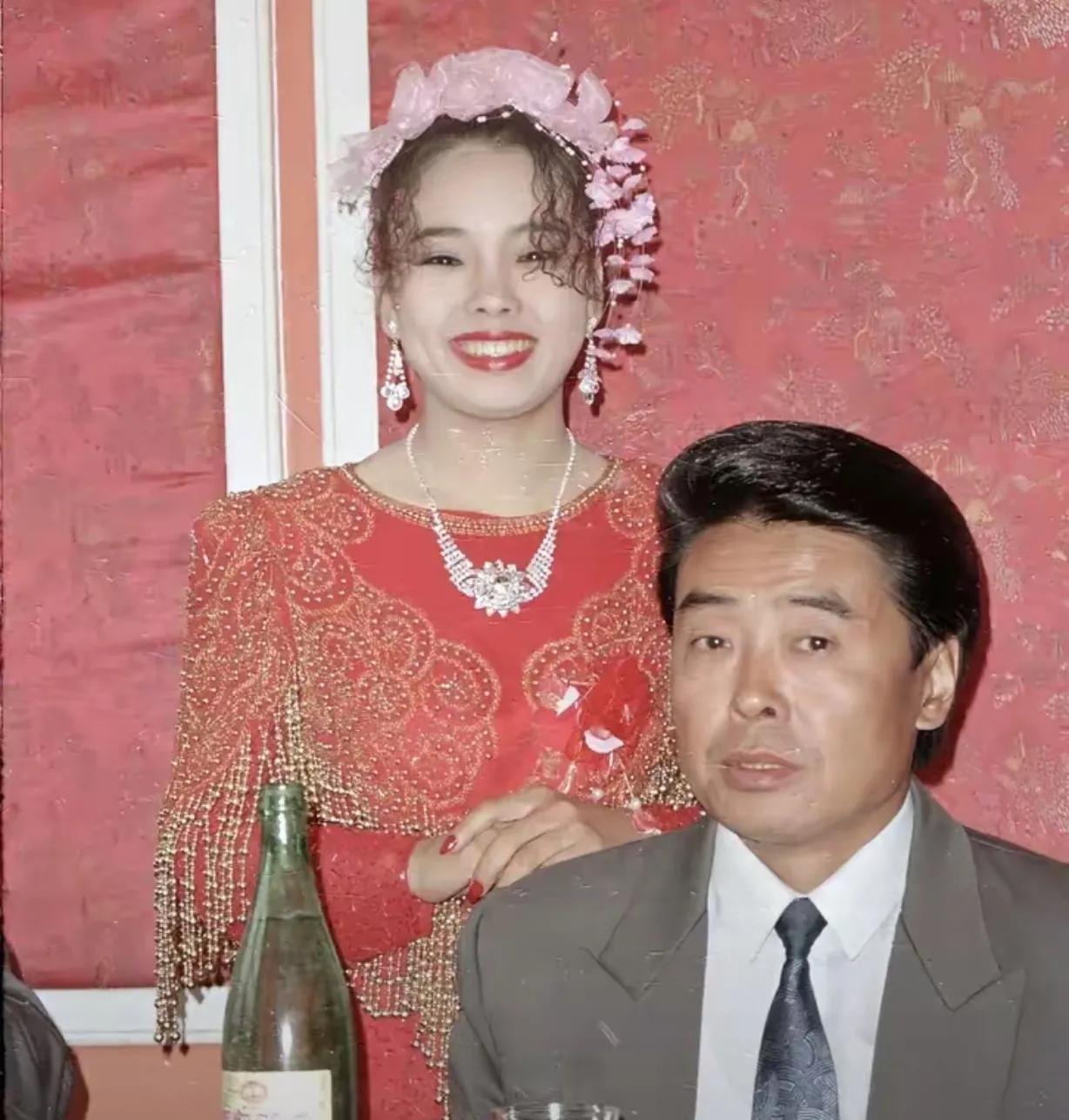 这张照片拍摄于1990年，辽宁省沈阳油脂化学厂职工结婚时，新新郎新娘准备给厂领导