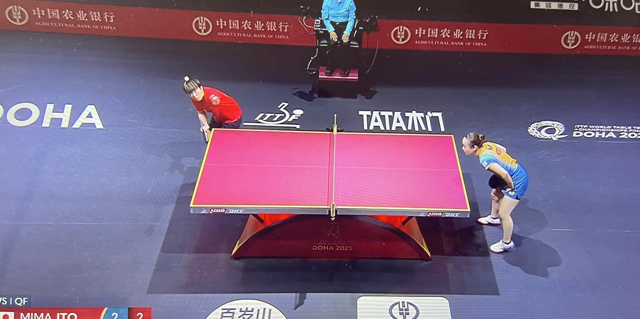 王艺迪危险！1:2落后伊藤美诚。
   卡塔尔多哈世乒赛女单1/4决赛国乒王艺迪