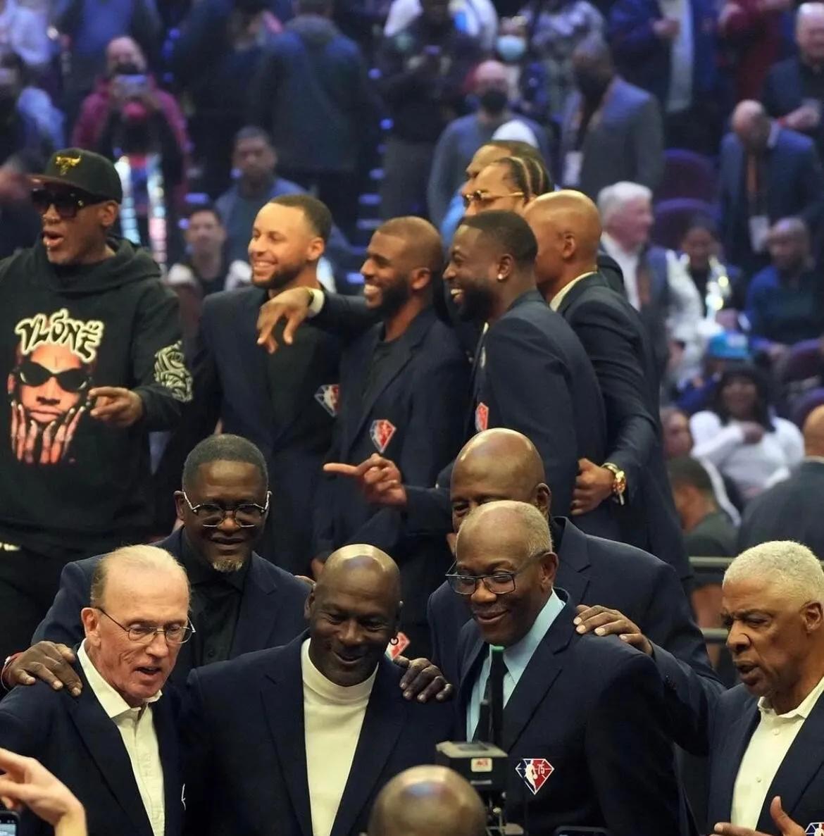 巨星一样喜欢人以群分。NBA75大巨星合影场景……