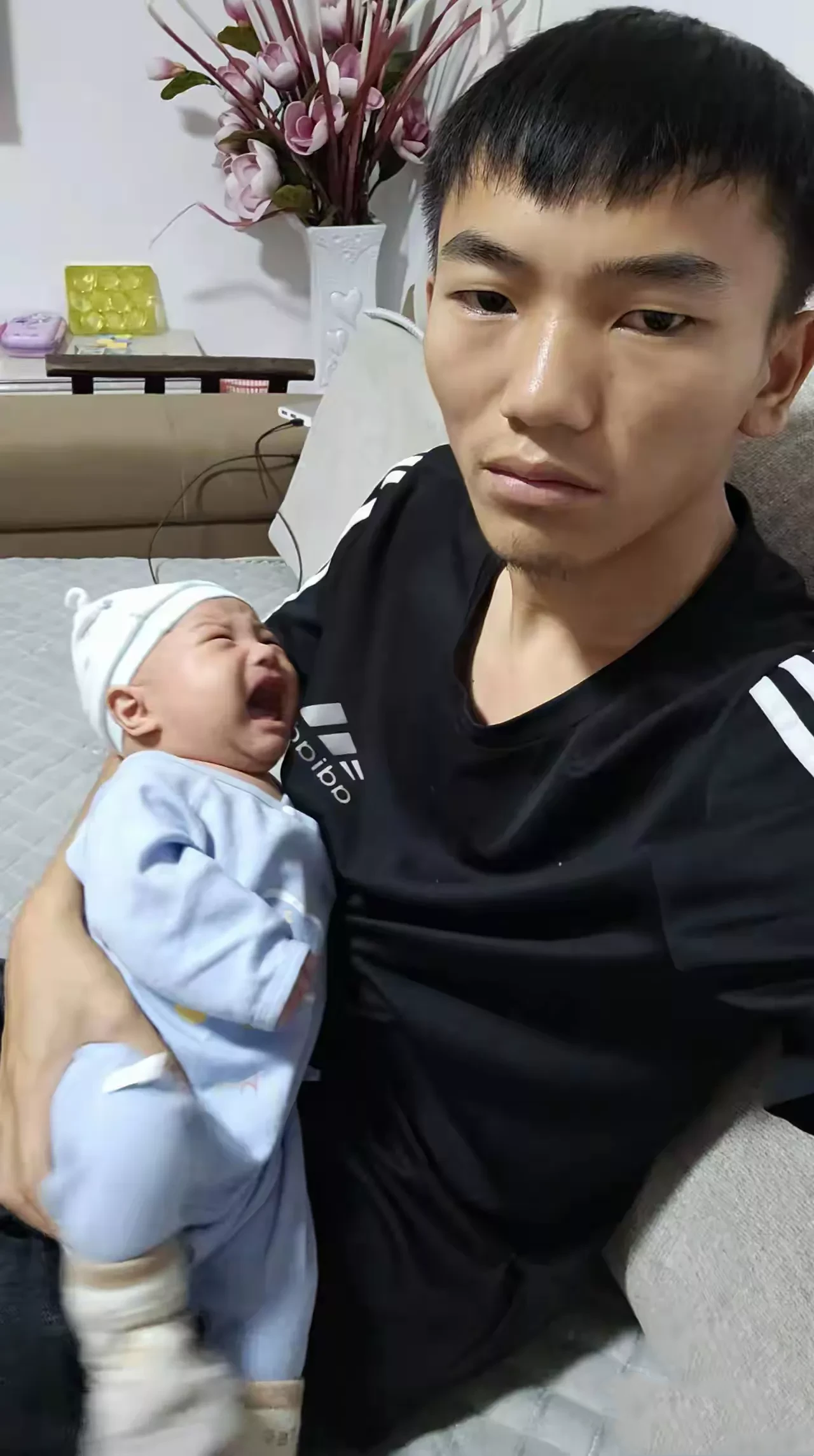 太闹心！贵州贵阳，一男子在网上诉苦，他刚出生一个月的女儿，非常喜欢哭闹，明明喝饱