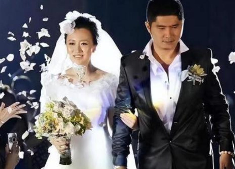 2012年，身价10亿的总裁石磊，送了一辆法拉利来追求潘长江之女潘阳，谁曾想，婚