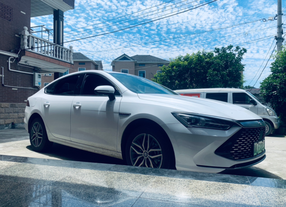 以后再也不碰比亚迪
2021款顶配第一批车主，落地差不多16+（装甲贴膜改音响）