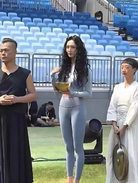 王紫璇为什么一个人穿的秋衣秋裤站在草坪上，其他人也不是这个风格啊 ​​​
