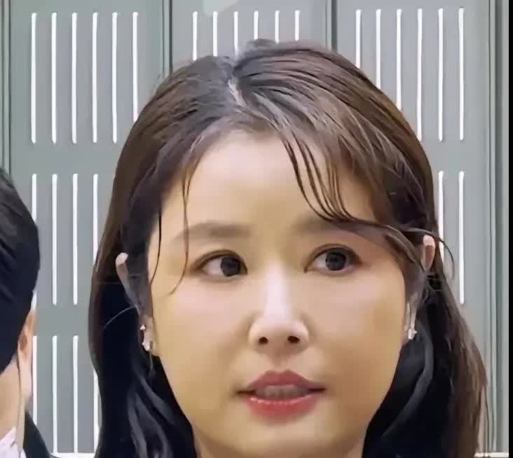 这次不转发央妈微博的台湾艺人，

以后肯定会遭大难，不是因为得罪了大陆群众，