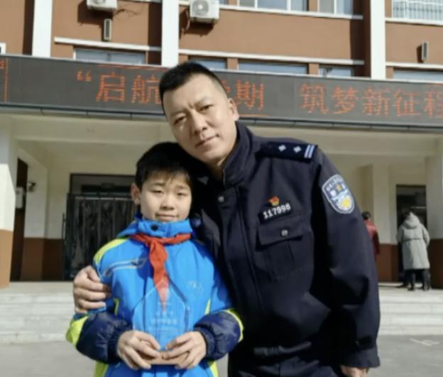 2021年，沈阳一男孩上学路上捡到26万巨款，报警找到失主后，却让对方大吃一惊，