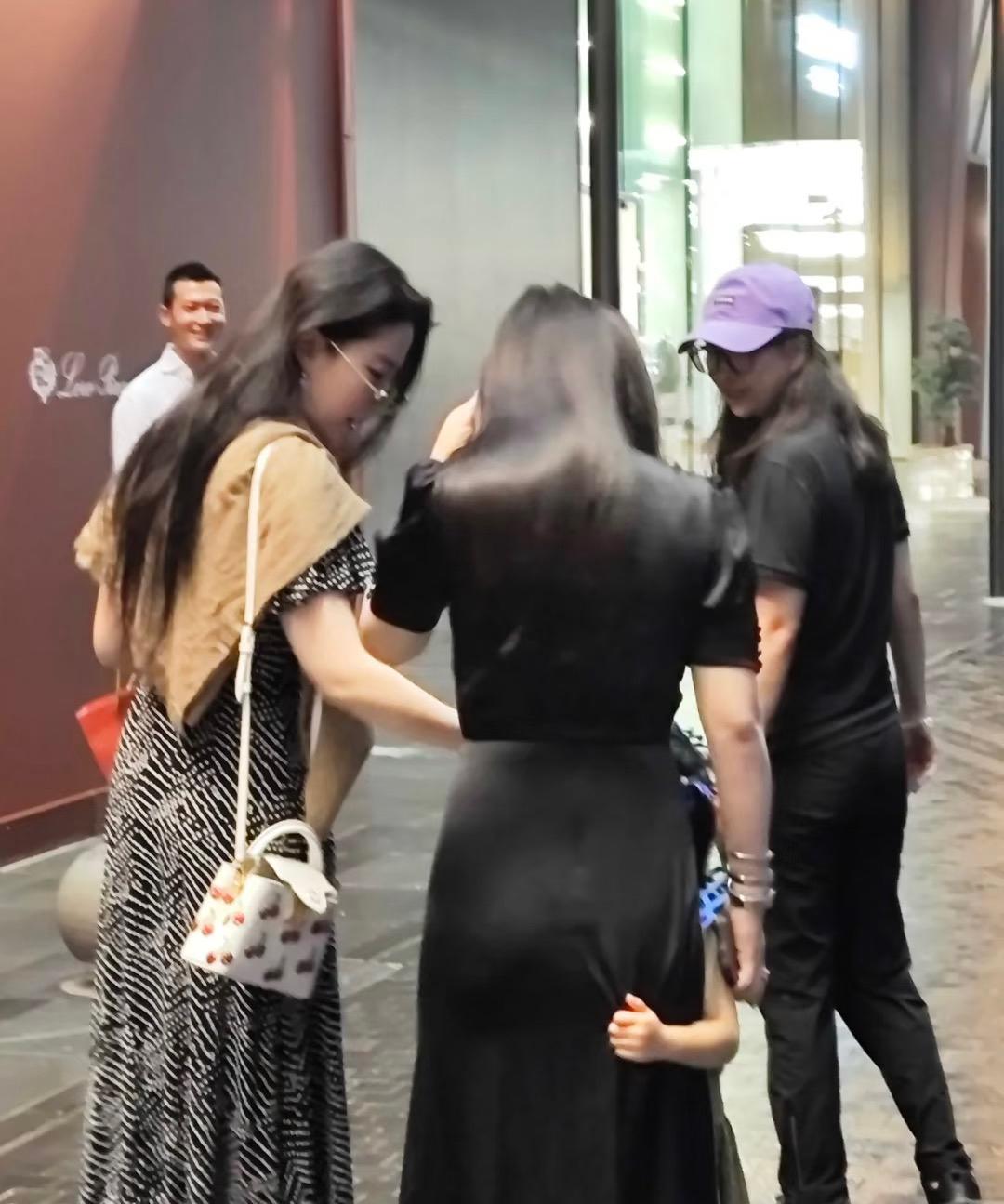 刘亦菲  最新与好友们北京三里屯逛街～
随便一拍就好像在拍电影啊，好美