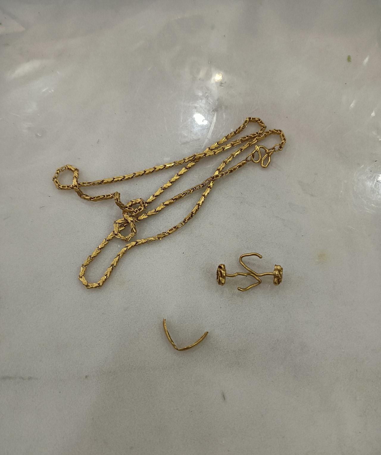 给大家看看，这是我结婚时候的三金，一条金项链，一个金戒指，一对金耳钉，戒止和耳钉