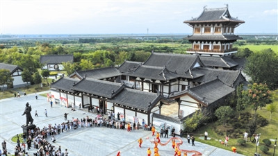 舞“洋蛇灯”庆“双节”