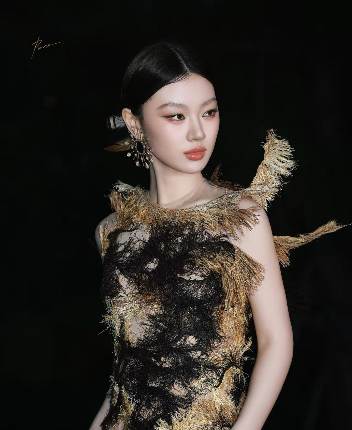 我问常看时尚秀的闺蜜，单依纯穿凤凰浴火裙怎么这么惊艳，平时她风格不是挺甜的吗？闺