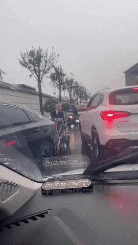 “火到人民日报了”！河南周口突降大雨，六旬老人骑车无处可躲，被淋成了“落汤鸡”，