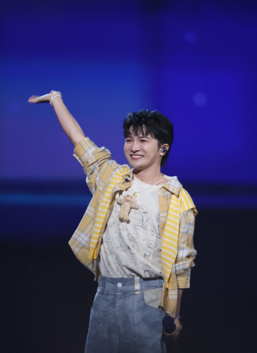 周深邓超助阵仲夏歌会 文俊辉生日舞台超帅