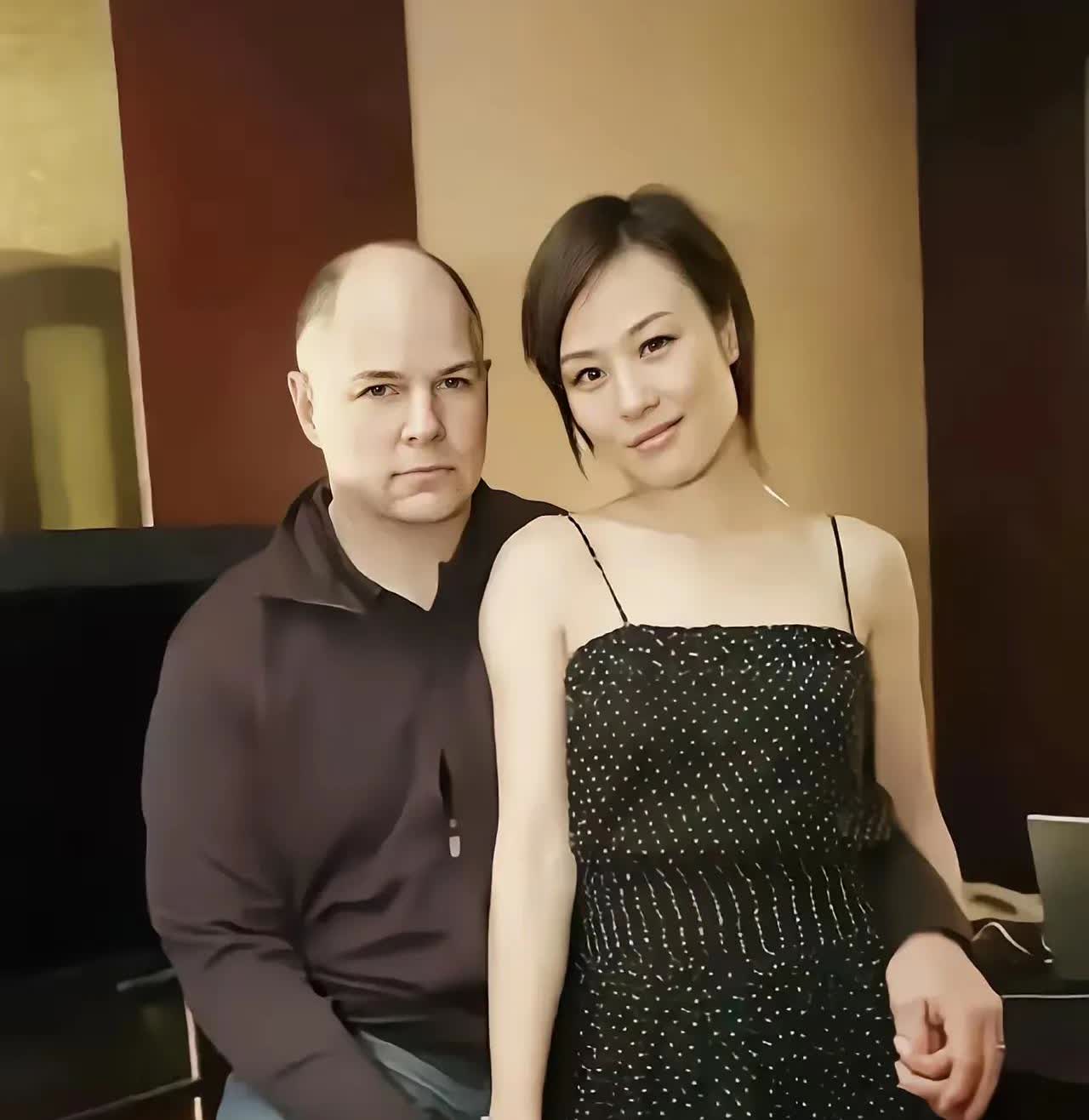 这是邬君梅与丈夫的合影照

邬君梅年近六旬，但身材皮肤保养的很好，看上去才四
