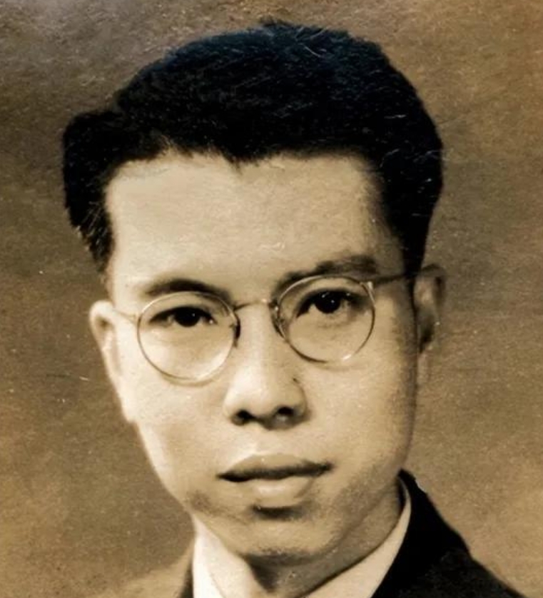 1948年，他不顾妻子反对，用刀划开刚出生3天女儿的后背。看着女儿奄奄一息，妻子