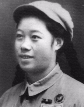 1952年，上甘岭的卫生所里，十六岁的护士王清珍查护时，发现一名无法自主排尿的战