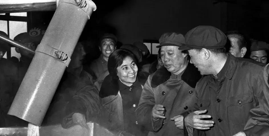 1977年4月17日，汪东兴，吴桂贤视察大庆石油化工总厂，与工人们在一起，亲切交