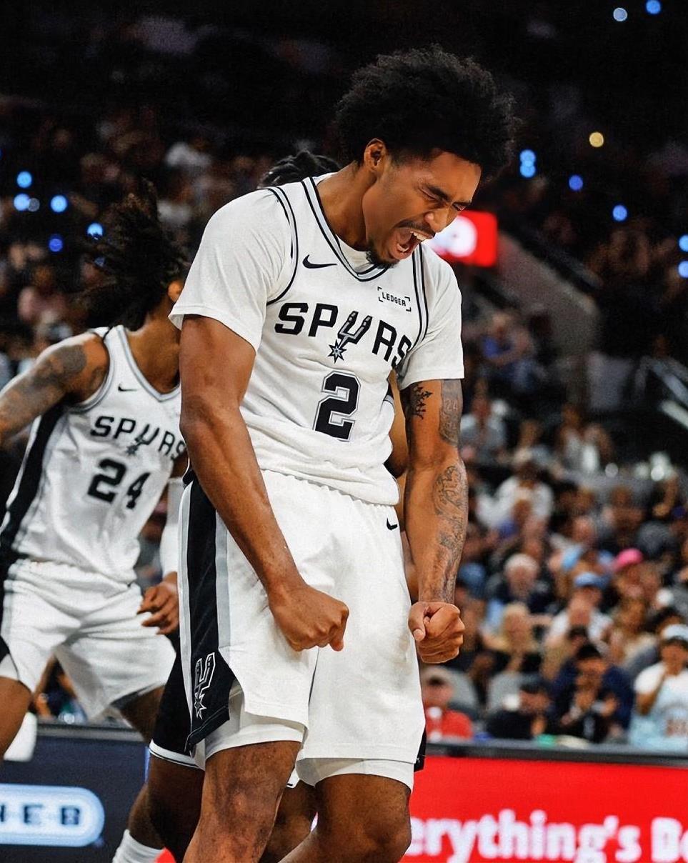 马刺榜眼哈珀在比赛中小腿受伤穿保护靴离场！
2025年11月3日在马刺以118-