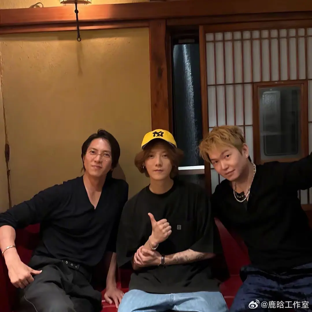 5月28日，鹿晗工作室晒出鹿晗与日本艺人山下智久的合照，并配文：“追星成功”。