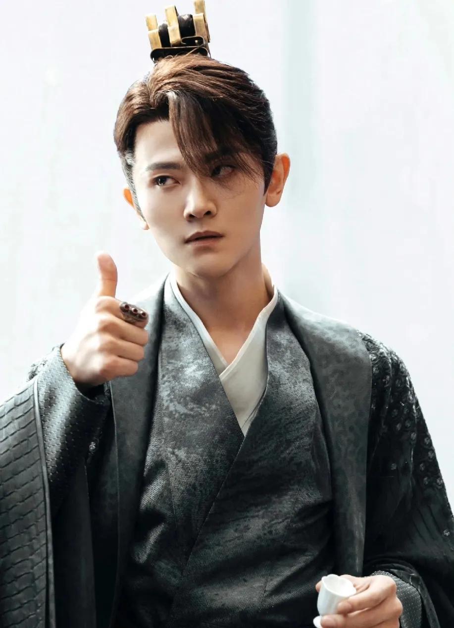 不查不知道，一查吓的我手机都掉了
《折腰》里面饰演魏俨的演员刘端端
原来他早在2