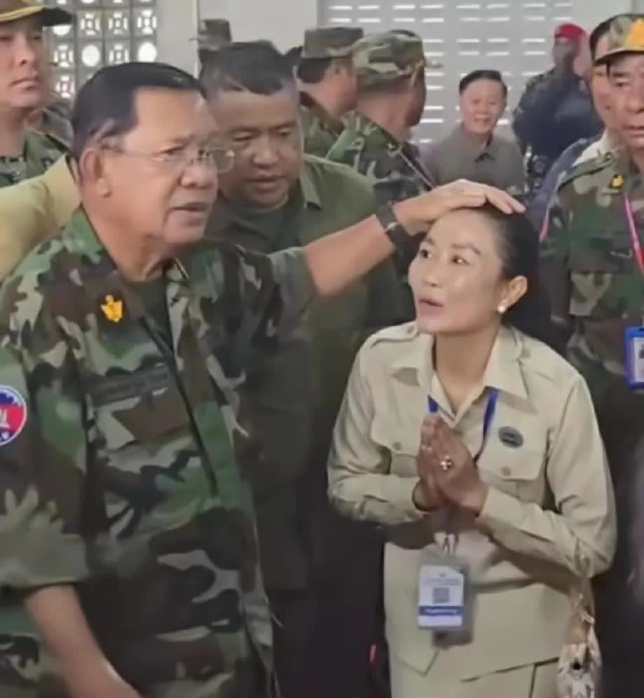 在公共场合，摸着女下属的头听汇报，这全球独一份吧？他就是柬埔寨洪森。

听说