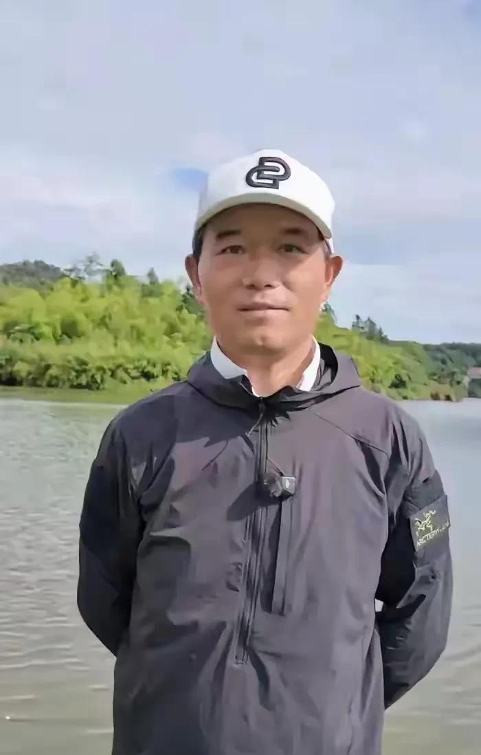 钓鱼界的顶流
天元邓刚，确实很厉害。坐拥3551万粉丝，在钓鱼界，无人不知。他不