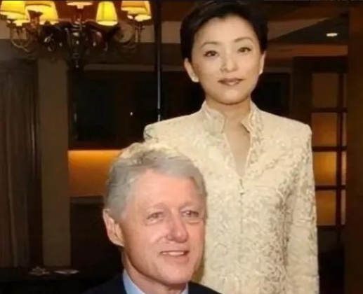 1994年，26岁的杨澜不顾父母的反对，坚决要和银行上班的丈夫张一兵离婚，转身嫁