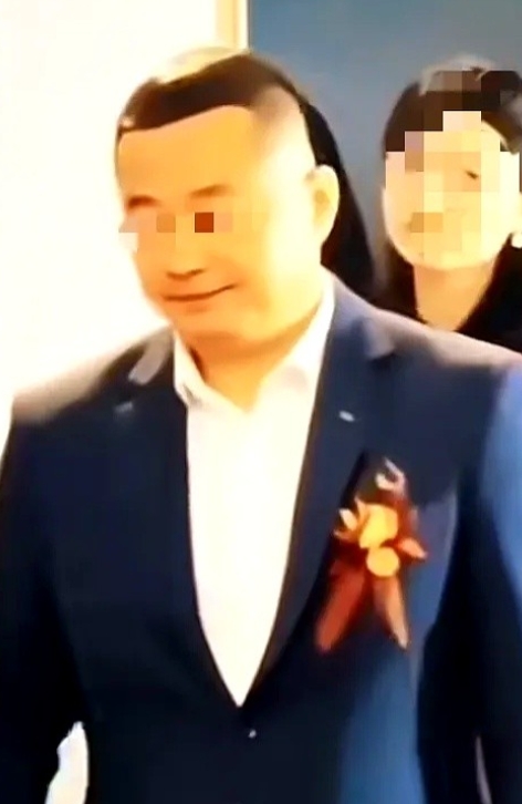 广大网友还是把瑶瑶公公给扒出来了，这长相气势，看起来就有点凶狠的感觉。

不得不